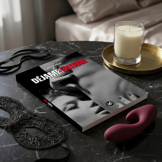 Novela erótica Déjame Entrar de Laia Villar, portada en blanco y negro con atmósfera sensual sobre mesa de mármol