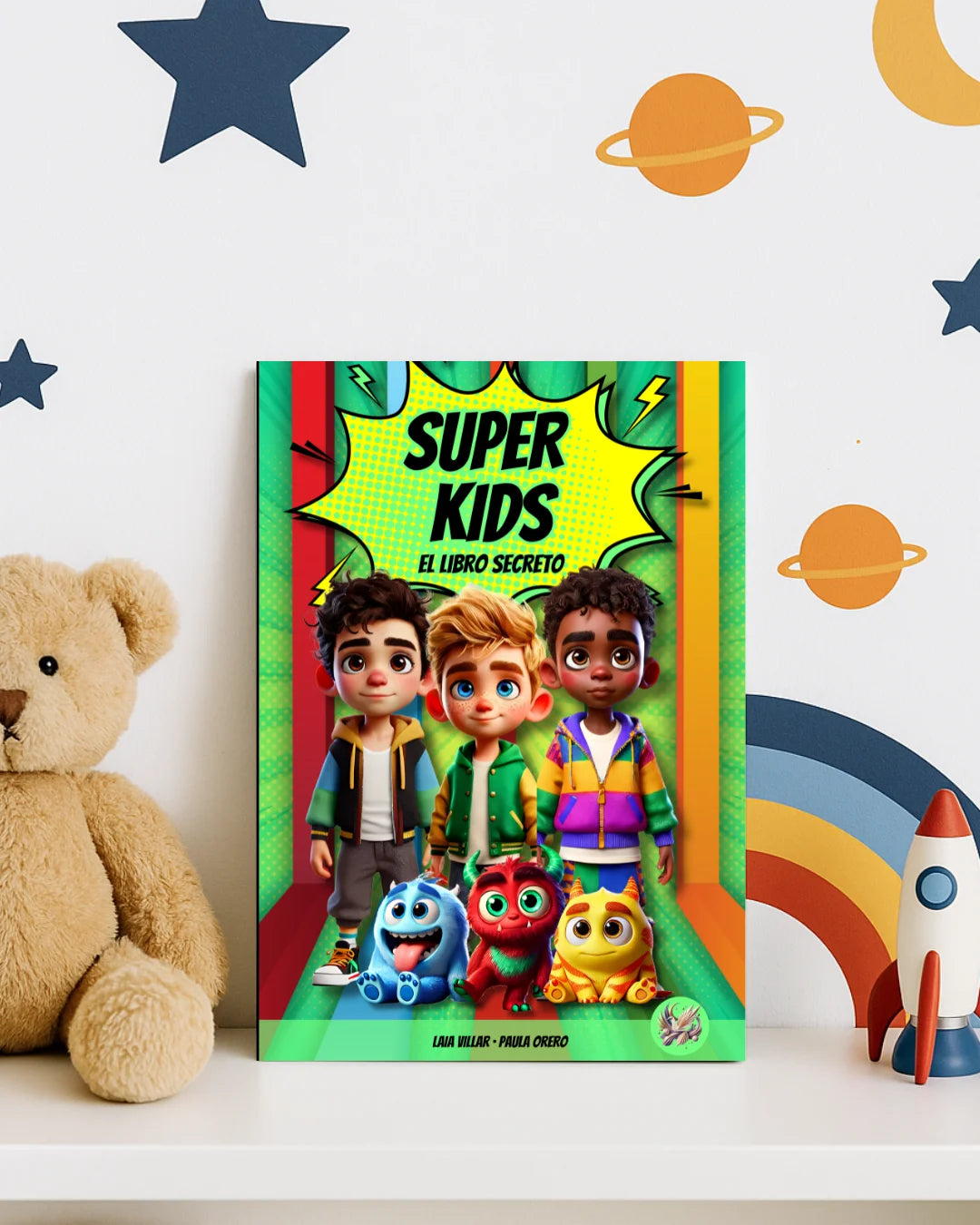Libro infantil Super Kids El Libro Secreto de Laia Villar y Paula Orero, con tres niños y sus monstruitos de colores en portada estilo cómic